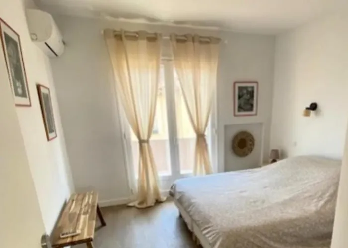 Spacious House With Balcony בית נופש