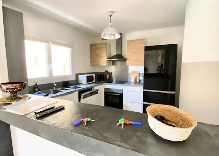 Spacious House With Balcony בית נופש